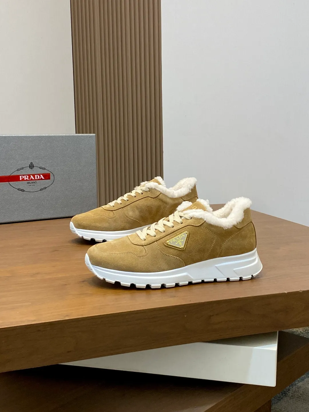 💰780 Prada/Prada Autumn and winter men's leather lace-up sneakers. Top-quality goods produced in Dongguan. Imported Nappa cowhide leather upper with raised layered design. Light and breathable, soft and comfortable. Genuine calfskin leather edging has a distinctive sporty style. The leather tongue is equipped with the classic PRADA letter red rubber label badge to fully display the brand style. The transparent air-cushion midsole is equipped with a lightweight tread rubber outsole. It is light and increased by about 4CM. The inner lining is Excellent foot feel. Comes with original packaging. 38-44 (customized at 45). Size: 39-40-41-42-43-44. Standard leather shoe size.